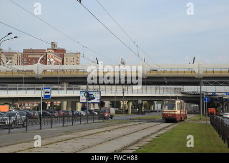 Il tram sul percorso 49 all'Savushkina strada lastricata la segregazione vicino alla giunzione autostradale a San Pietroburgo, Russia Foto Stock