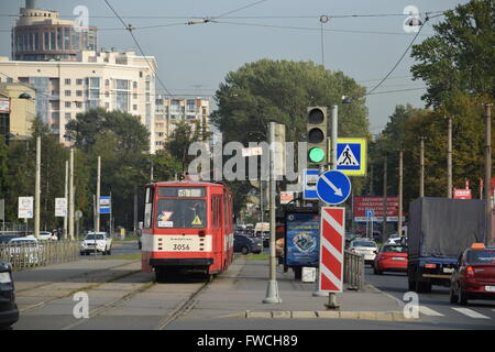Il tram sul percorso 19 all'Savushkina strada lastricata la segregazione in Saint Petersburg, Russia Foto Stock