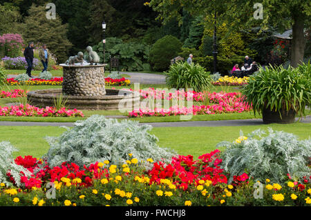 Giardini della valle, Harrogate, nello Yorkshire, Inghilterra - splendido parco con vivaci e colorati di aiuole, fontana e persone rilassante. Foto Stock