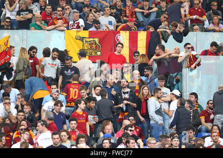 Stadio Olimpico di Roma, Italia. 03 apr, 2016. Serie A Football League. Derby Match SS Lazio versus come Roma. I fan di As Roma Credito: Azione Sport Plus/Alamy Live News Foto Stock