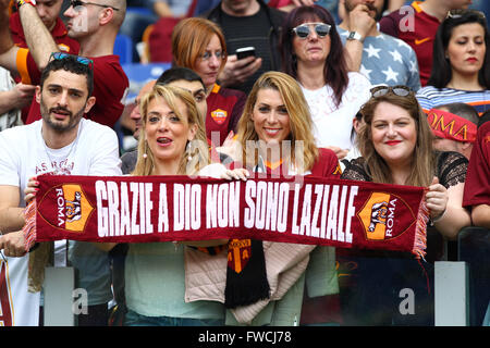 Stadio Olimpico di Roma, Italia. 03 apr, 2016. Serie A Football League. Derby Match SS Lazio versus come Roma. I fan di As Roma Credito: Azione Sport Plus/Alamy Live News Foto Stock