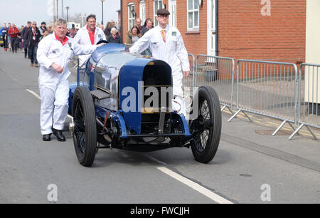 Bromyard, Herefordshire, UK. 3 Aprile, 2016 - Sessione inaugurale del Festival di velocità attraverso le strade di Monsummano Terme il luogo di nascita di Morgan Motoring Company. Ingegneri spingere il leggendario Bluebird una volta azionato da Sir Malcom Campbell alla linea di partenza per un giro attraverso la città - la vettura è un 1920 Sunbeam 350 HP. In 1925, Campbell ha rotto il record di velocità su terra in questo veicolo per la terza volta con una velocità di 150.75 km/h. Il Bluebird appartiene al National Motor Museum di Beaulieu. Foto Stock