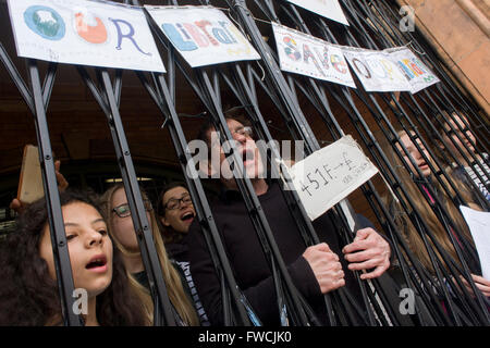 Londra, Regno Unito. 03 apr, 2016. Londra, 3 Aprile 2016: gli attivisti per protestare la chiusura dal consiglio di Lambeth del Carnegie Library in Herne Hill, Londra sud rimangono all'interno dei locali del giorno 3 della sua occupazione, 3 aprile 2016. La collera della comunità locale in South London borough hanno occupato il loro importante risorsa per l apprendimento e il fulcro sociale per il weekend. Credito: RichardBaker/Alamy Live News Foto Stock
