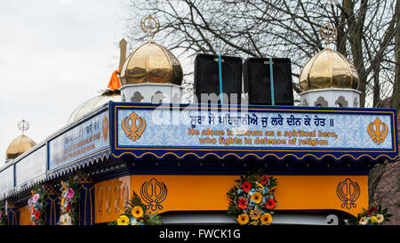 Londra, Regno Unito. Il 3 aprile 2016. Migliaia di Sikh girare fuori per il colorato Vaisakhi annuale processione in Hounslow, West London. Vaisakhi è un harvest festival che commemora l'avvio dei primi cinque membri della confraternita dei khalsa, che ha avuto luogo il 13 aprile 1699 - una data chiave nello sviluppo della fede sikh. Credito: Stephen Chung / Alamy Live News Foto Stock