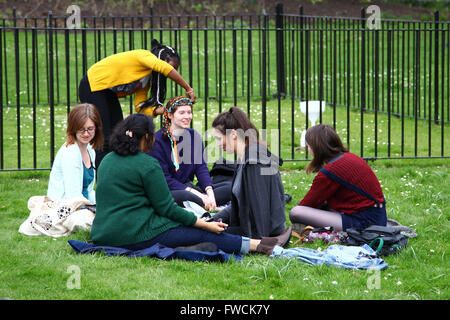 St James Park, Londra 3 Aprile 2016 - Tourist godendo di un caldo pomeriggio a St James Park, Londra Credito: Dinendra Haria/Alamy Live News Foto Stock