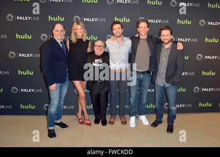 Beverly Hills, la California. 1 apr, 2016. Matthew Weiner, Kaitlin Olson, Danny DeVito, Rob McElhenney, Glenn Howerton e Charlie giorno frequentano una serata con 'è sempre il sole a Philadelphia' presso il Paley Centre for Media su 1 aprile 2016 a Beverly Hills, la California. © dpa/Alamy Live News Foto Stock