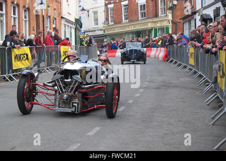 Bromyard Herefordshire Aprile 2016 - Sessione inaugurale del Festival di velocità attraverso le strade di Monsummano Terme il luogo di nascita di Morgan Motoring Company. Qui mostrata guidando attraverso la città è un 1933 Morgan Super Sport tre ruote auto d'epoca. Foto Stock