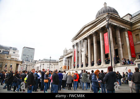 Londra 3 Aprile 2016 Tourist raccogliere nella parte anteriore del National Portrait Gallery per vedere un suonatore ambulante di eseguire. Credito: Dinendra Haria/Alamy Live News Foto Stock
