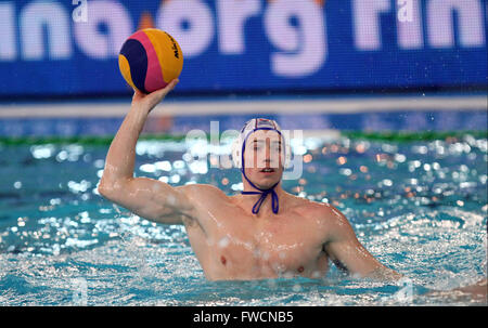 La Slovacchia il giocatore Lukas Seman lancia la palla durante il maschile di pallanuoto ai Giochi Olimpici di torneo di qualificazione di Trieste. La città di Trieste in Italia ospiterà la FINA maschile di pallanuoto ai Giochi Olimpici di torneo di qualificazione. Le squadre sono divise in due gruppi come segue: GRUPPO A: Russia, Slovacchia, Francia, Ungheria, Romania, Canada GRUPPO B: Italia, Sud Africa, Spagna, Paesi Bassi, Germania, Kazakhstan. Le quattro migliori squadre di Trieste (gold, silver e bronze medallists e quarto posto) si garantisce un posto per i Giochi Olimpici. (Foto di Andrea Spinelli/Pacific Stampa) Foto Stock