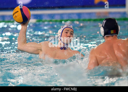 La Slovacchia il giocatore Lukas Seman lancia la palla durante il maschile di pallanuoto ai Giochi Olimpici di torneo di qualificazione di Trieste. La città di Trieste in Italia ospiterà la FINA maschile di pallanuoto ai Giochi Olimpici di torneo di qualificazione. Le squadre sono divise in due gruppi come segue: GRUPPO A: Russia, Slovacchia, Francia, Ungheria, Romania, Canada GRUPPO B: Italia, Sud Africa, Spagna, Paesi Bassi, Germania, Kazakhstan. Le quattro migliori squadre di Trieste (gold, silver e bronze medallists e quarto posto) si garantisce un posto per i Giochi Olimpici. (Foto di Andrea Spinelli/Pacific Stampa) Foto Stock