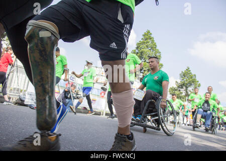 Bogotà, Colombia. 03 apr, 2016. Il 11K gara Presta tu pierna nasce nel 2012 come iniziativa a link la popolazione urbana al reclamo circa l'uso di mine antipersona (MAPPA) in Colombia, invitare tutti i colombiani ad esprimere il proprio rifiuto dell'uso di questi dispositivi. Presta tu pierna sia per tutta la famiglia a praticare atletica ad un livello elevato delle corse di 5 e 11 chilometri offerti. © Daniel Garzón Herazo/Pacific Press/Alamy Live News Foto Stock