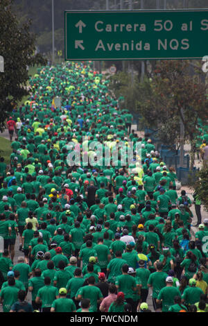 Bogotà, Colombia. 03 apr, 2016. Il 11K gara Presta tu pierna nasce nel 2012 come iniziativa a link la popolazione urbana al reclamo circa l'uso di mine antipersona (MAPPA) in Colombia, invitare tutti i colombiani ad esprimere il proprio rifiuto dell'uso di questi dispositivi. Presta tu pierna sia per tutta la famiglia a praticare atletica ad un livello elevato delle corse di 5 e 11 chilometri offerti. © Daniel Garzón Herazo/Pacific Press/Alamy Live News Foto Stock