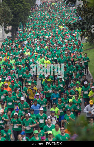 Bogotà, Colombia. 03 apr, 2016. Il 11K gara Presta tu pierna nasce nel 2012 come iniziativa a link la popolazione urbana al reclamo circa l'uso di mine antipersona (MAPPA) in Colombia, invitare tutti i colombiani ad esprimere il proprio rifiuto dell'uso di questi dispositivi. Presta tu pierna sia per tutta la famiglia a praticare atletica ad un livello elevato delle corse di 5 e 11 chilometri offerti. © Daniel Garzón Herazo/Pacific Press/Alamy Live News Foto Stock