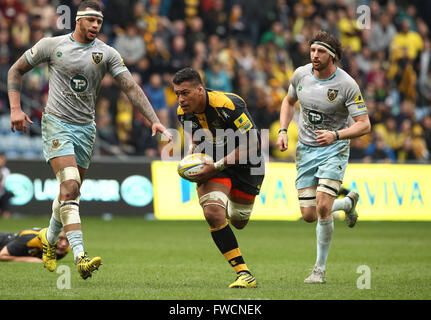 Ricoh Arena, Coventry, Regno Unito. 03 apr, 2016. Rugby Aviva Premiership. Vespe rispetto a Northampton santi. Vespe Nathan Hughes fa una pausa. Credito: Azione Sport Plus/Alamy Live News Foto Stock