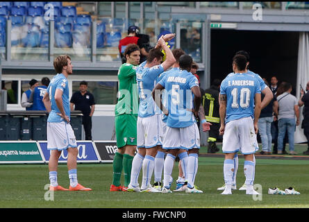 Roma, Italia. 03 apr, 2016. Lazio i giocatori di reagire alla fine del campionato italiano di una partita di calcio tra Lazio e Roma presso lo Stadio Olimpico. Roma sconfitte del Lazio città rivali 4-1. Gli obiettivi sono stati segnati da El Shaarawy, Dzeko, Florenzi e Perotti per Roma, Parolo per il Lazio. © Riccardo De Luca/Pacific Press/Alamy Live News Foto Stock