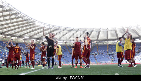 Roma, Italia. 03 apr, 2016. RomaÕs giocatori appassionati di saluto al termine del campionato italiano di una partita di calcio tra Lazio e Roma presso lo Stadio Olimpico. Roma sconfitte del Lazio città rivali 4-1. Gli obiettivi sono stati segnati da El Shaarawy, Dzeko, Florenzi e Perotti per Roma, Parolo per il Lazio. © Isabella Bonotto/Pacific Press/Alamy Live News Foto Stock