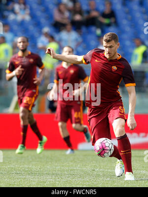 Roma, Italia. 03 apr, 2016. Roma's Edin Dzeko in azione durante il campionato italiano di una partita di calcio tra Lazio e Roma presso lo Stadio Olimpico. Roma sconfitte del Lazio città rivali 4-1. Gli obiettivi sono stati segnati da El Shaarawy, Dzeko, Florenzi e Perotti per Roma, Parolo per il Lazio. © Isabella Bonotto/Pacific Press/Alamy Live News Foto Stock