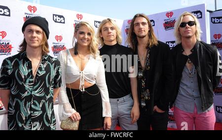 Los Angeles, CA, Stati Uniti d'America. 3 apr, 2016. Ellington Ratliff, Rydel Lynch, Ross Lynch, Rocky Lynch, Riker Lynch presso gli arrivi per il iHeartRadio Music Awards 2016 - Arrivi 2, il Forum, Los Angeles, CA 3 aprile 2016. Credito: Elizabeth Goodenough/Everett raccolta/Alamy Live News Foto Stock