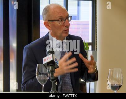 (160404) -- Sydney, 4 aprile 2016 (Xinhua) -- Managing Director e di terza generazione viticoltore di Taylors vini Mitchell Taylor parla durante un'intervista con Xinhua a Sydney in Australia, 24 marzo 2016. I vini australiani stanno diventando sempre più popolare oltremare, con il mercato cinese in forte crescita negli ultimi anni. Statistiche dal vino Australia dimostrano le esportazioni verso la Cina sono aumentate del 66 per cento nel 2015, a 370 milioni di dollari australiani, con vino rosso di gran lunga la bevanda a scelta. Amministratore Delegato e di terza generazione viticoltore di Taylors vini Mitchell Taylor Xinhua ha detto il suo Foto Stock