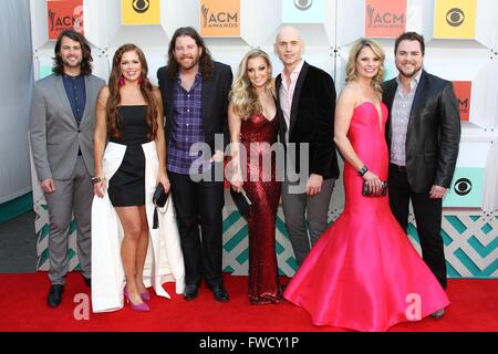 Las Vegas, NV, Stati Uniti d'America. 3 apr, 2016. Chris Thompson, Abby giovani, James Young, Sarah Jones, Jon Jones, Kacey Eli, Mike Eli di Eli Giovani Band presso gli arrivi per 51st Accademia di Musica Country (ACM) Awards - Gli arrivi 2, MGM Grand Garden Arena di Las Vegas, NV Aprile 3, 2016. Credito: James Atoa/Everett raccolta/Alamy Live News Foto Stock