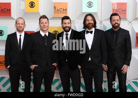 Las Vegas, NV, Stati Uniti d'America. 3 apr, 2016. Venditori di Pentecoste, Trevor Rosen, Matthew Ramsey, Geoff molleggiante, Brad Tursi di Old Dominion presso gli arrivi per 51st Accademia di Musica Country (ACM) Awards - Gli arrivi 3, MGM Grand Garden Arena di Las Vegas, NV Aprile 3, 2016. Credito: James Atoa/Everett raccolta/Alamy Live News Foto Stock