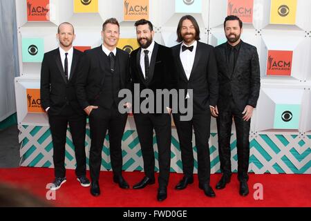 Las Vegas, NV, Stati Uniti d'America. 3 apr, 2016. Venditori di Pentecoste, Trevor Rosen, Matthew Ramsey, Geoff molleggiante, Brad Tursi di Old Dominion presso gli arrivi per 51st Accademia di Musica Country (ACM) Awards - Gli arrivi 3, MGM Grand Garden Arena di Las Vegas, NV Aprile 3, 2016. Credito: James Atoa/Everett raccolta/Alamy Live News Foto Stock