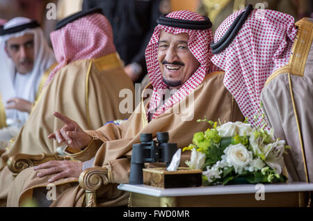 Riad in Arabia Saudita. 03Feb, 2016. Salman bin Abdulaziz Al Saud (C), re di Arabia Saudita, raffigurato all'Al-Jenadriyah festival di Riad, in Arabia Saudita, 03 febbraio 2016. Foto: MICHAEL KAPPELER/dpa/Alamy Live News Foto Stock