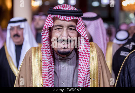 Riad in Arabia Saudita. 03Feb, 2016. Salman bin Abdulaziz Al Saud, re di Arabia Saudita, raffigurato all'Al-Jenadriyah festival di Riad, in Arabia Saudita, 03 febbraio 2016. Foto: MICHAEL KAPPELER/dpa/Alamy Live News Foto Stock