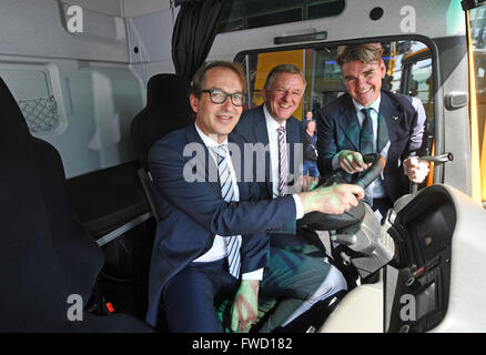 Monaco di Baviera, Germania. 4 apr, 2016. Ministro federale dei trasporti Alexander Dobrindt (CSU, l-r), scheda Volkswagen membro Andreas Renschler e uomo se membro del board Joachim Drees ispezionando un parzialmente autonomo carrello per il motore modi (Platooning) di Monaco di Baviera, Germania, il 4 aprile 2016. Foto: PETER KNEFFEL/dpa/Alamy Live News Foto Stock