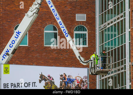 Pulizia cristalli sollevamento Spider e telescopico Man Lift Liverpool, Merseyside, Regno Unito. Preparativi in corso per l'Aintree Grand National. Gli appaltatori sono impegnati presso il sito mettendo i ritocchi finali per l'evento di corse di cavalli che inizia il giovedì culminando in quella che è la più grande corsa di cavalli del mondo il sabato pomeriggio. Foto Stock