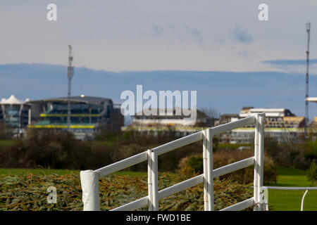 Liverpool, Merseyside, Regno Unito il 4 aprile, 2016. I preparativi in corso per l'Aintree Grand National. I contraenti sono occupate presso il sito ultimando la corsa a cavallo evento che inizia il giovedì che culminano in quello che è il più grande nel mondo cavallo di razza il sabato pomeriggio. Foto Stock