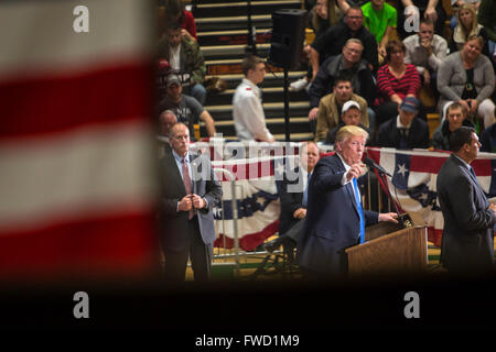 West Allis, Wisconsin, Stati Uniti d'America - 3 Aprile 2016 - circondato da bandiere e agenti dei servizi segreti, Donald Trump campagne per il repubblicano nomina presidenziale. Credito: Jim West/Alamy Live News Foto Stock