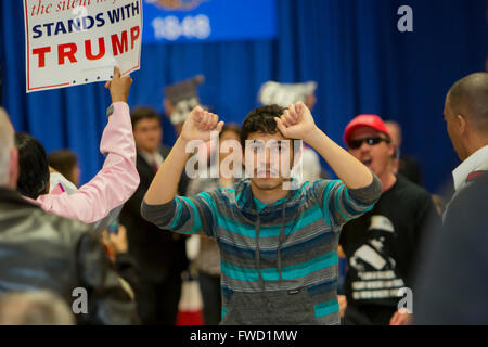 West Allis, Wisconsin, Stati Uniti d'America - 3 Aprile 2016 - un manifestante è scortato al di fuori di un Donald Trump campaign rally. Credito: Jim West/Alamy Live News Foto Stock