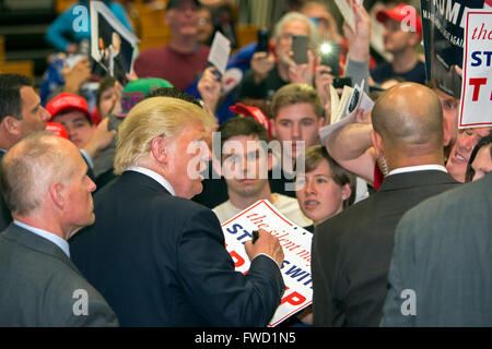 West Allis, Wisconsin, Stati Uniti d'America - 3 Aprile 2016 - Donald Trump firma autografi e parla agli elettori dopo un rally come egli campagne per il repubblicano nomina presidenziale. Credito: Jim West/Alamy Live News Foto Stock