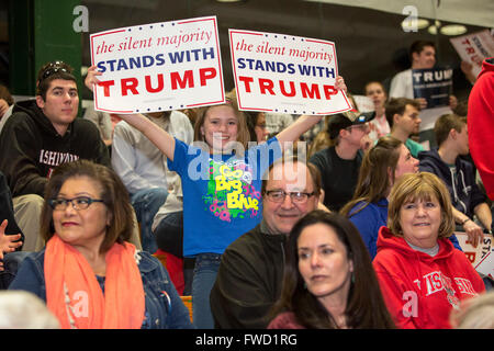 West Allis, Wisconsin, Stati Uniti d'America - 3 Aprile 2016 - una ragazza può contenere indicazioni in attesa per un Donald Trump campaign rally per iniziare. Credito: Jim West/Alamy Live News Foto Stock