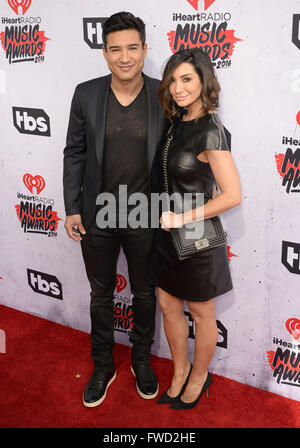 Inglewood, California, Stati Uniti d'America. 3 apr, 2016. 03 Aprile 2016 - Inglewood, California - Mario Lopez, Courtney Laine Mazza. iHeartRadio Music Awards tenutosi presso il Forum. Photo credit: Koi Sojer/AdMedia © Koi Sojer/AdMedia/ZUMA filo/Alamy Live News Foto Stock