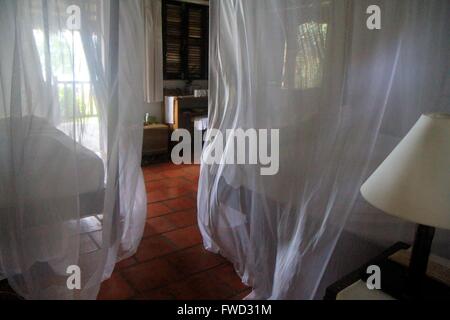 In stile coloniale e camera da letto con zanzariera Foto stock - Alamy