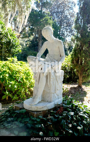 Ninfa di legno statua in giardini segreti a Middleton Place, Charleston, Carolina del Sud, STATI UNITI D'AMERICA Foto Stock