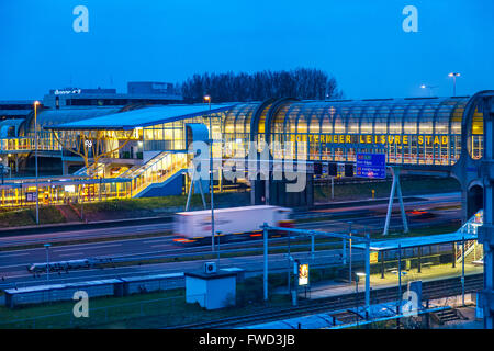 Pista ciclabile e passerella, Mandela bridge, in Zoetermeer, a 180 metri, chiuso. ponte coperto oltre l'autostrada A12 Foto Stock