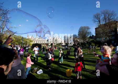 Brighton,UK: Bank Holiday divertimento nel parco accanto al Royal Pavillion Foto Stock