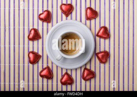 Tazza di caffè con torta a forma di cuore in primo piano letto. Buongiorno.  Colazione. San Valentino Foto stock - Alamy