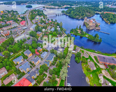 Vista aerea di Olavinlinna Olofsborg medievale Castello del XV secolo e la città di Savonlinna in Finlandia. Foto Stock