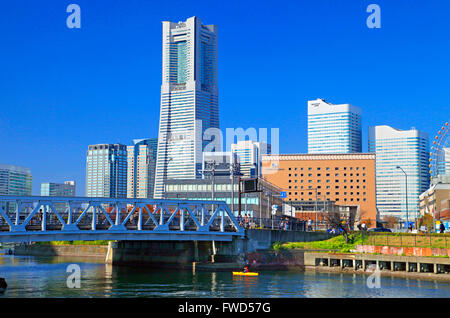 La Yokohama Landmark Tower grattacieli acqua anteriore del Porto Yokohama Giappone Foto Stock