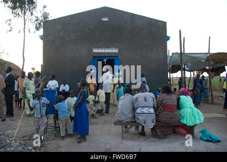Lacekocot, Pader, Uganda. La famiglia e gli amici si raccolgono al di fuori della chiesa per il matrimonio di Acholi coppie in un campo di rifugiati in Africa. Foto Stock