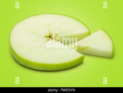 Fresche a fette di mela verde isolato su sfondo verde come una di grafici a torta in pieno la profondità di campo. Foto Stock