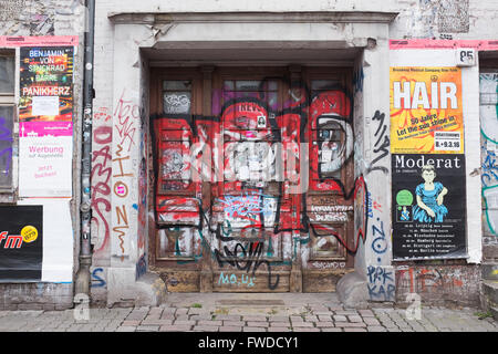 Berlino, 31 marzo: un edificio porta con graffitis in Torstrasse nel quartiere Mitte di Berlino il 31 marzo 2016. Foto Stock
