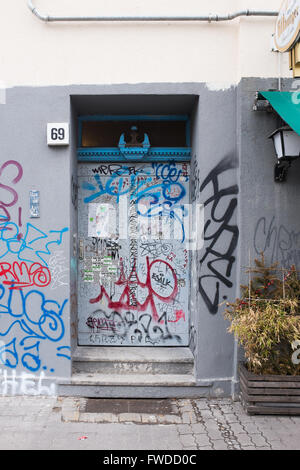 Berlino, 31 marzo: un edificio porta con graffitis in Torstrasse nel quartiere Mitte di Berlino il 31 marzo 2016. Foto Stock