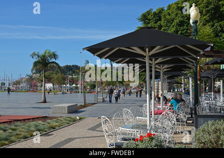 Cafe e persone che passeggiano sul lungomare di Funchal, Madeira, Portogallo Foto Stock