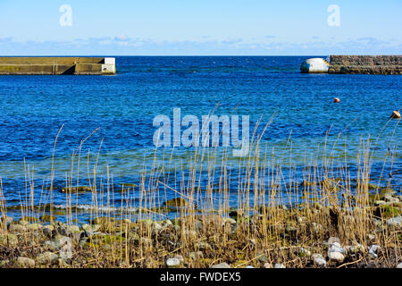 Due pilastri di pietra si incontrano in un porto, facendo una apertura per la posta in entrata e in uscita di barche. Oceano aperto nella parte posteriore e in alcune località ree Foto Stock