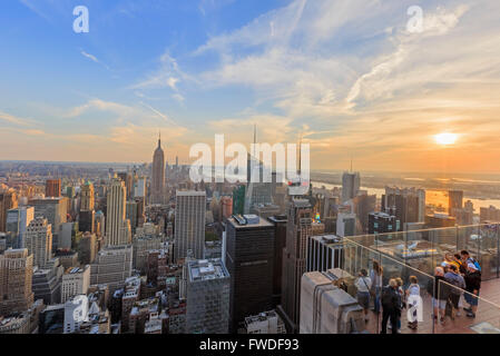 Vista aerea dello skyline di New York City durante il tramonto Foto Stock